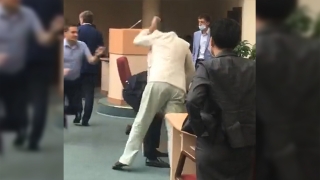 Видео драки саратовских депутатов изучают следователи СУ СКР и юристы "ЕР"