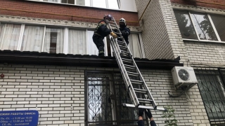 На Советской спасатели не дали 10-летнему мальчику упасть с балкона