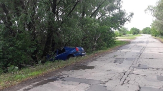 Женщина за рулем "Рено" с ребенком в салоне врезалась в дерево