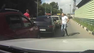 "Коррида в Саратове". Участник ДТП угрожал водителю шампурами