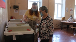 Саратовцы голосуют по поправкам в Конституцию РФ. Фоторепортаж
