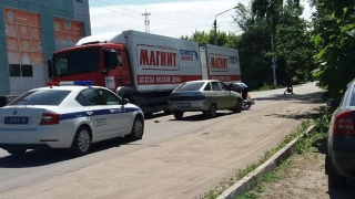 В Балашове мотоцикл столкнулся с фурой и "двенадцатой"