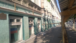 Историческое здание в центре Саратова обнесли забором
