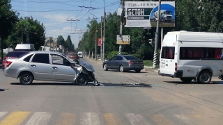 В Энгельсе маршрутка столкнулась с "Грантой". Есть пострадавшие