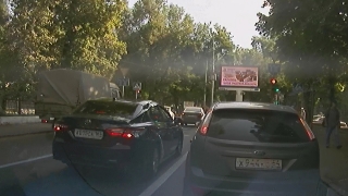 Водитель "Toyota Camry" с номерами правительства нарушил ПДД в центре Саратова