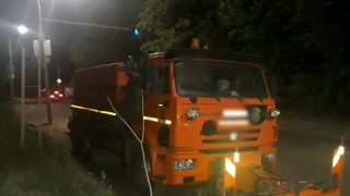 В Ленинском районе водитель поливальной машины разбил голову об асфальт