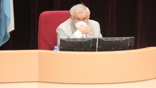 Спикер гордумы во второй раз за заседание отключил микрофон депутату