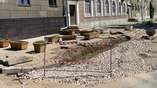 Работники "КВС" каждый год в одном месте разрушают плитку и клумбы на набережной