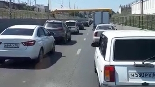 Саратовские автомобилисты жалуются на пробки возле газовой заправки
