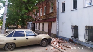 Кирпичная стена обрушилась на автомобиль в центре Саратова