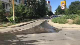 В Юбилейном дорога к школе лежит через бурьян и мусорку
