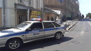 В центре Саратова водитель забыл о "ручнике". Маршрутка въехала в стекло аптеки