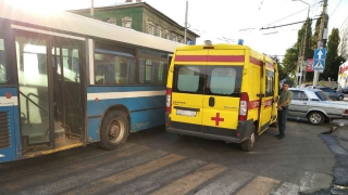 "Волга" не уступила энгельсскому автобусу. Пострадали три пассажира