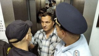Саратовскому депутату и его помощнице удалось скрыться от полиции в лифте думы