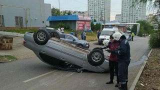 В Солнечном перевернулся "Лансер"