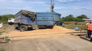 Водитель "Камаза" с зерном не остановился перед товарным поездом