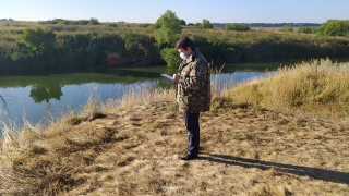 Под Саратовом автомобиль с ребенком в салоне скатился в пруд. Мальчик погиб