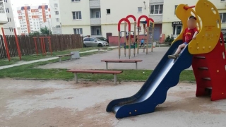 Саратовцы о детской площадке в Солнечном-2: "Дети разбивают лица, коленки и локти"