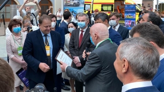 Лео Бокерия посетил саратовскую экспозицию на форуме "Здоровье нации"