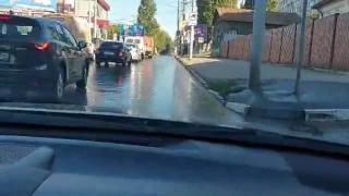 Саратовские автомобилисты плывут по Соколовой