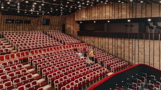 Саратовский театр перенес в новый зал половину "родных" кресел
