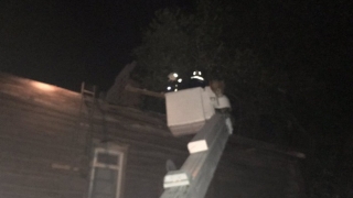 Пьяного саратовца спасатели сняли с крыши двухэтажного дома