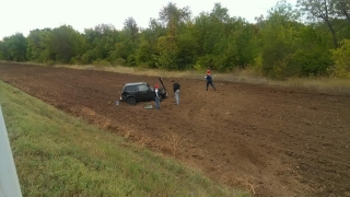 Под Энгельсом перевернулась "Нива" с двумя детьми