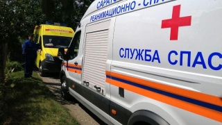 Саратовские спасатели эвакуировали упавшего на даче мужчину