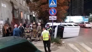ДТП в центре Саратова. Опрокинувшийся "Патриот" и пострадавшие