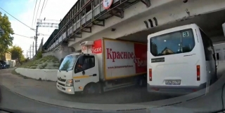 Под саратовским "мостом глупости" застрял грузовик с алкоголем