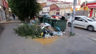 Жители жалуются на "мусорный бардак" в центре Саратова