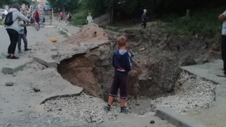 Жильцы дома на Лунной просят избавить их от коммунального "кратера"