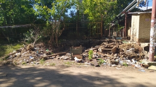 Саратовцы просят убрать свалку рядом с детской площадкой