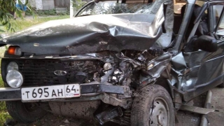 В лобовом столкновении "Пежо" с "Нивой" пострадали два водителя