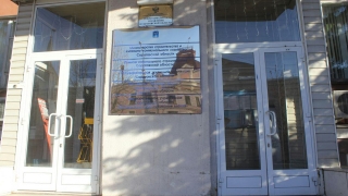 Власти не могут остановить уничтожение олимпийской символики на фасадах МКД