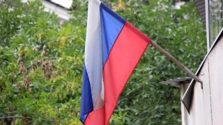 Саратов встретил День флага ветхими полотнищами