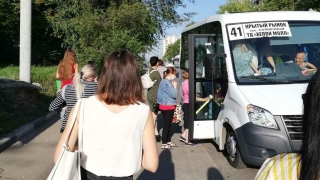Жители Солнечного опаздывают на работу из-за переполненных маршруток