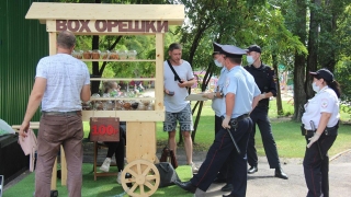 Полиция в горпарке: сотрудник тира и продавец орехов не успели надеть маски