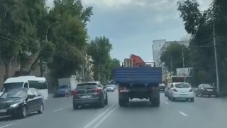 Автохам на Чернышевского возмутил честно стоявших в пробке саратовцев