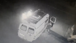Момент ДТП на станции "скорой помощи" зафиксировала видеокамера