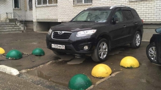 На Рижской мамы с колясками не могут пройти к дому из-за автохама