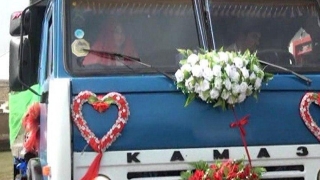 В Заводском районе молодожены приехали на свою свадьбу на "Камазах"