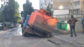 Мусоровоз провалился в коммунальную яму на Лунной