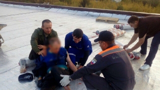 Спасатели сняли ремонтника с крыши ТЦ и передали медикам