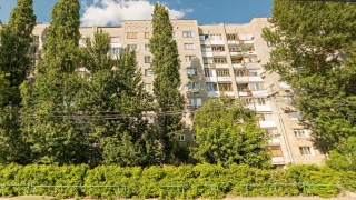 Мужчина выжил после падения с высоты в центре Саратова