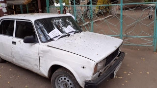 Жители Энгельса просят убрать брошенный автомобиль от ворот детсада