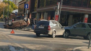 В центре Саратова столкнулись три авто. Есть пострадавшие