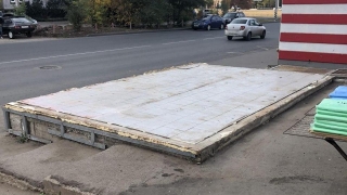 Предприниматель успел убрать ларек до приезда судебных приставов