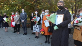 В сквере Первой учительницы поздравили лучших саратовских педагогов