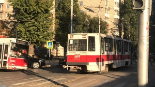 В центре Саратова остановились трамваи и троллейбусы